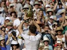 PODÍVEJTE! Britský tenista Andy Murray se chlubí fanoukm slavnou trofejí,