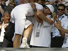 DÍKY, IVANE! Britský tenista Andy Murray objímá Ivana Lendla, svého koue.