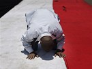 Stoupenec svreného prezidenta Muhammada Mursího se modlí na egyptské vlajce...