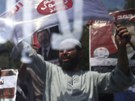 Stoupenci svreného prezidenta Muhammada Mursího skrz islamistický transparent