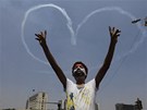 Armádní letoun vykreslil nad Káhirou srdce (5. ervence 2013)