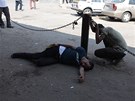 Píznivci svreného prezidenta Mursího se kryjí ped slzným plynem v Káhie,