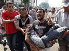 Píznivci odvolaného prezidenta Muhammada Mursího odnáejí zranného mue ped