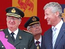 Belgický král Albert II. si potásá rukou s ministrem obrany Pieterem De Cremem