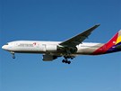 Letadlo Boeing 777-28E spolenosti Asiana Airlines. 