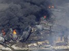 Hoící trosky vlaku, který vybuchl po vykolejení v centru kanadského msteka