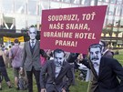Protest proti bourání hotelu Praha ped sídlem finanní skupiny PPF v
