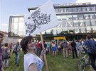 Protest proti bourání hotelu Praha ped sídlem finanní skupiny PPF v