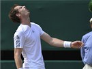 PRO? Andy Murray se na sebe zlobí bhem wimbledonského finále s Novakem...