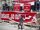 Transparenty poadující odchod prezidenta Mursího na pipraveném pódiu v