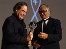 Oliver Stone přebírá od prezidenta festivalu Jiřího Bartošky cenu na 48.