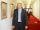 Ministr obrany Vlastimil Picek přichází na poslední jednání vlády. (3. července