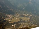 V údolí pod námi se krí slovinské alpské msteko Bovec.