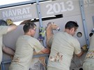 Transportní bedny se tveicí koní Pevalského z praské zoo byly naloeny v