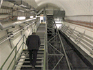 Zázemí Klárova pipomíná neveejné prostory bných stanic metra.