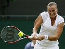 S VEKEROU SÍLOU. eská tenistka Petra Kvitová v osmifinále Wimbledonu proti