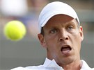 SOUSTEDN. Tomá Berdych v osmifinálovém duelu Wimbledonu proti Australanu