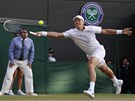 JET KOUSEK. Tomá Berdych v zápase 4. kola Wimbledonu proti Bernardu Tomicovi.