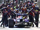 Vz Red Bull Mark Webbera bez zadní pneumatiky. Mechanici ho zatlaují zpátky