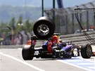 Letící pneumatika z vozu Red Bull Marka Webbera pi Velké cen Nmecka.