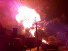 Amatérské video zachytilo výbuch vlaku s ropou