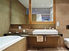 Velká koupelna má stny i podlahu z velkoformátových desek 300 × 100 cm, spáry
