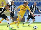 Jihlavsk� Marek Jungr proch�z� obranou Myjavy.