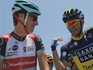 Alberto Contador (vlevo) v debat s Andym Schleckem ped startem 7. etapy Tour