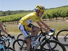 Jihoafrický lídr Tour de France  Daryl Impey (ve lutém) v prbhu 7. etapy.