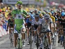 Slovenský cyklista Peter Sagan (vlevo)  projídí vítzn cílem 7. etapy Tour de