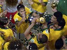 TO BYLO RADOSTI! Braziltí fotbalisté ped svými fanouky na slavném stadionu...