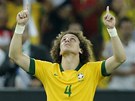 Brazilský fotbalista David Luiz slaví zisk Poháru FIFA.
