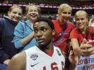 Americký basketbalista Justise Winslow se fotí s fanynkami.