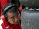 Mechanik ze stáje Ferrari kontroluje pneumatiky znaky Pirelli.