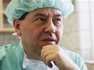 Léka Pavel Rozsíval provádí laserovou operaci edého zákalu v hradecké