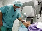 Léka Pavel Rozsíval provádí laserovou operaci edého zákalu v hradecké