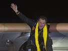 Pilot Andre Borschberg vylézá z kokpitu letounu Solar Impulse po pistání na