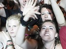 Festivalové publikum sleduje vystoupení kapely Papa Roach. (Rock for People, 3.