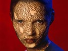 Kate Mossová na fotce Kate Moss in Torn Veil od Alberta Watsona (1993)