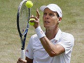 PPRAVA. Tom Berdych ve tvrtfinle Wimbledonu proti Novaku Djokoviovi.