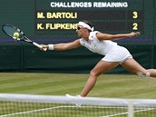 JET KOUSEK. Kirsten Flipkensov se natahuje za mkem v semifinle Wimbledonu...