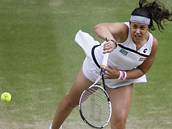 PO SERVISU. Marion Bartoliov podv v semifinle Wimbledonu.