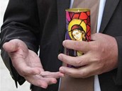Buddhista Antonín Koláček drží před závěrečným jednáním soudu ve švýcarské...