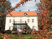 Dům Karla Čapka ve Staré Huti pamatuje časy, kdy tu slavný spisovatel pobýval se svou manželkou, herečkou Olgou Scheinpflugovou. Letní sídlo dostali oba svatebním darem a Karel Čapek ho nazval Na Strži.