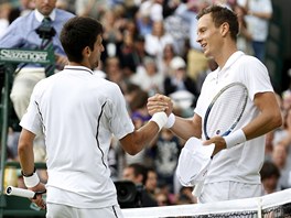 BYLS LEPÍ. eský tenista Tomá Berdych nestail ve tvrtfinále Wimbledonu na...