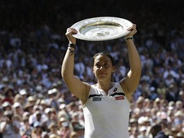 JE MOJE! Francouzská tenistka Marion Bartoliová se chlubí s trofejí pro vítzku...