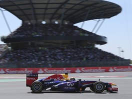 LDR. Pilot formule 1 Sebastian Vettel z Red Bullu vede ve Velk cen Nmecka. 