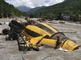 Záplavová vlna smetla celé vesnice. V bahn zstala uvznna i tká technika.