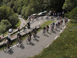PYRENEJE. Peloton cyklistické Tour de France vjel do prvních kopc.