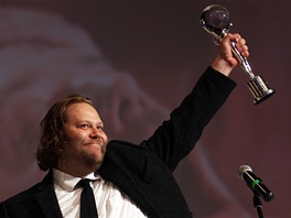 lafur Darri lafsson s cenou ze 48. ronku filmovho festivalu v Karlovch